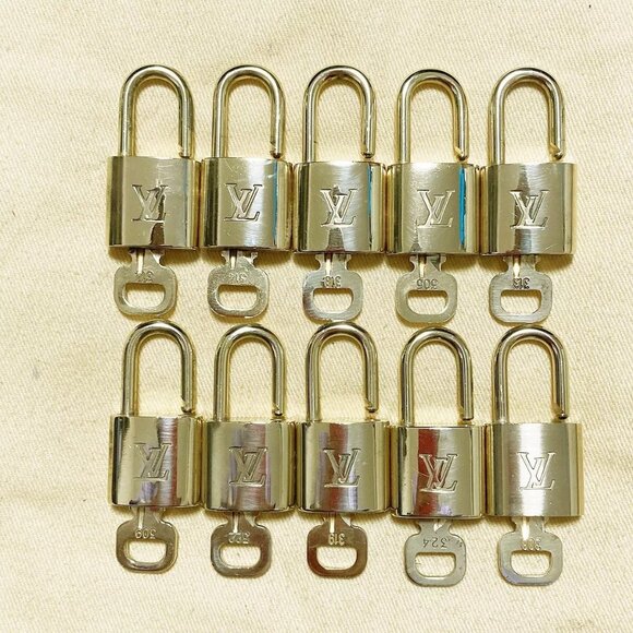 AUTHENTIC LOUIS VUITTON LV 10 SET PADLOCK KEY CHARM CADENA GOLD FRANC - Picture 11 of 13